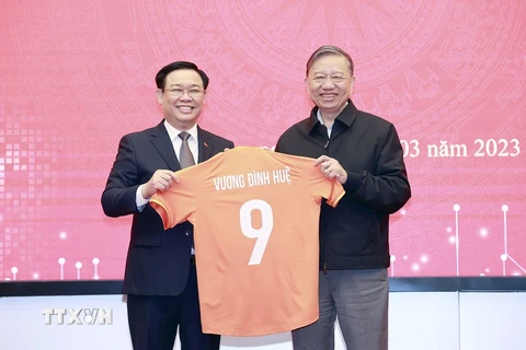 Bộ trưởng Bộ Công an Tô Lâm tặng áo của Câu lạc bộ Bóng đá Công an Hà Nội cho Chủ tịch Quốc hội Vương Đình Huệ. (Ảnh: Doãn Tấn/TTXVN)