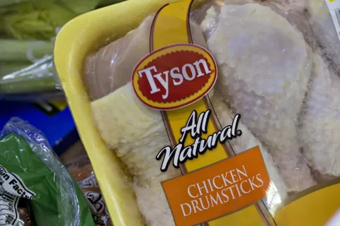 Tyson Foods Inc sẽ đóng cửa hai nhà máy chế biến gà tại Mỹ. (Nguồn: CNBC/Ảnh chụp màn hình)