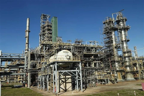 Một góc Nhà máy lọc dầu Dung Quất thuộc Công ty cổ phần Lọc hóa dầu Bình Sơn (Tập đoàn Dầu khí Việt Nam). (Ảnh: Doãn Tấn/TTXVN)