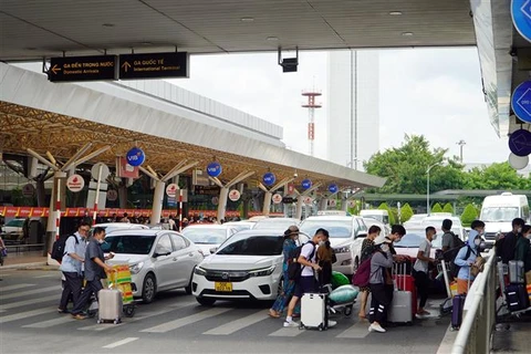 Giờ cao điểm tại ga quốc nội sân bay Tân Sơn Nhất. (Ảnh: Tiến Lực/TTXVN)