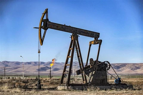 Một giếng dầu tại thị trấn al-Qahtaniyah, tỉnh Hasakah (Syria). (Ảnh: AFP/TTXVN)