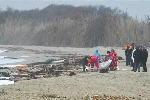 Chuyển thi thể nạn nhân thiệt mạng trong vụ chìm thuyền chở người di cư tại miền Nam Italy ngày 26/2/2023. (Ảnh: AFP/TTXVN)
