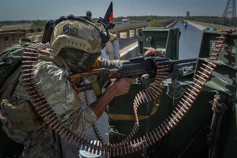 Lực lượng an ninh gác bên ngoài trụ sở của UNAMA tại Herat (Afghanistan), ngày 31/7/2021. (Ảnh: AFP/TTXVN)