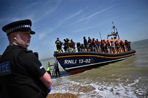 Người di cư tới bờ biển tại Dungeness (Anh), sau khi được giải cứu khi vượt eo biển Manche, ngày 15/3/2022. (Ảnh: AFP/TTXVN)