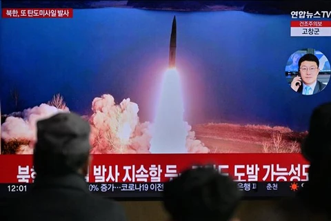 Truyền hình Hàn Quốc đưa tin về vụ phóng thử tên lửa đạn đạo tầm ngắn của Triều Tiên, tại Seoul ngày 19/3/2023. (Ảnh: AFP/TTXVN)