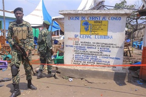 Lực lượng an ninh gác tại hiện trường vụ tấn cống nhằm vào nhà thờ ở thành phố Kasindi, tỉnh Bắc Kivu, miền Đông Cộng hòa Dân chủ Congo ngày 15/1/2023. (Ảnh: THX/TTXVN)