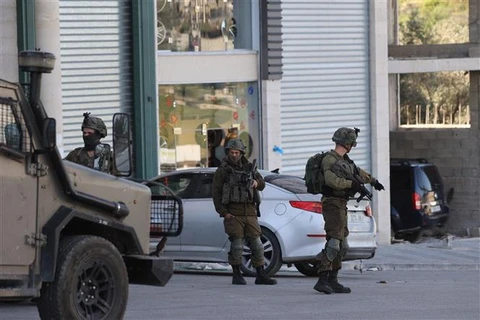 Binh sỹ Israel gác tại khu vực phía tây Nablus ở khu Bờ Tây bị chiếm đóng, ngày 12/3/2023. (Ảnh: AFP/TTXVN)