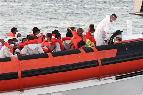 Người di cư được lực lượng thực thi pháp luật Italy giải cứu trên biển và đưa về cảng trên đảo Lampedusa, miền Nam Italy. (Ảnh: AFP/TTXVN)