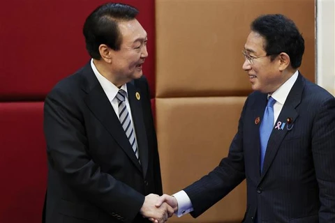 Tổng thống Hàn Quốc Yoon Suk-yeol (trái) và Thủ tướng Nhật Bản Fumio Kishida tại cuộc hội đàm bên lề Hội nghị Cấp cao ASEAN lần thứ 40, 41 và các hội nghị liên quan, ở Phnom Penh (Campuchia), ngày 13/11/2022. (Ảnh: Yonhap/TTXVN)