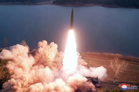 Một tên lửa đạn đạo được phóng thử từ khu vực Jangyon thuộc tỉnh Nam Hwanghae về vùng biển phía Đông Triều Tiên ngày 14/3/2023. (Ảnh: KCNA/TTXVN)