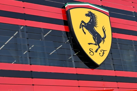 Logo của Ferrari tại trụ sở của hãng ở Maranello (Italy), ngày 15/6/2022. (Nguồn: Reuters)