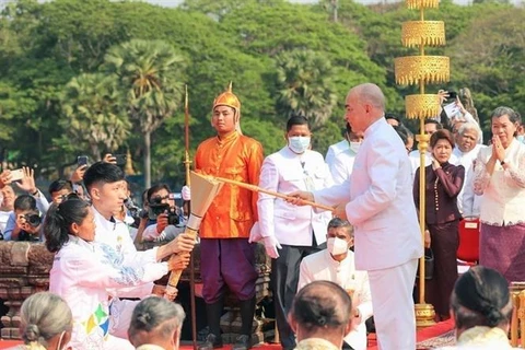 Quốc vương Campuchia Norodom Sihamoni tiến hành Nghi thức châm lửa và khởi động hoạt động rước đuốc cho SEA Games 32 và ASEAN Para Games 12. (Ảnh: AKP/TTXVN)