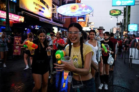 Khách du lịch và người dân địa phương vui chơi trong kỳ nghỉ Tết Songkran ở Bangkok (Thái Lan), ngày 13/4/2022. (Ảnh: AFP/TTXVN)