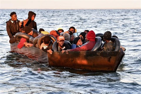 Thuyền chở người di cư ở ngoài khơi thành phố Sfax, miền Nam Tunisia ngày 4/10/2022. (Ảnh: AFP/TTXVN)
