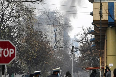 Khói bốc lên từ hiện trường vụ tấn công tại khu vực Shahr-e-Naw ở trung tâm Kabul (Afghanistan) ngày 12/12/2022. (Ảnh: AFP/TTXVN)