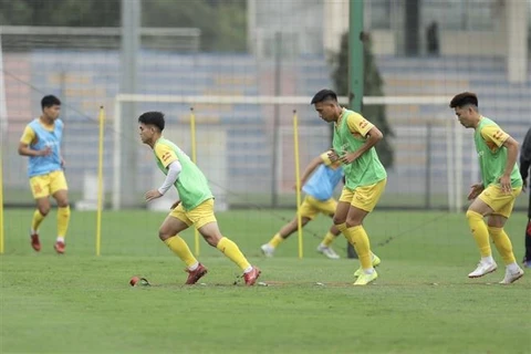 Các cầu thủ U23 Việt Nam tập luyện trưa 13/3. (Ảnh: Minh Quyết/TTXVN)