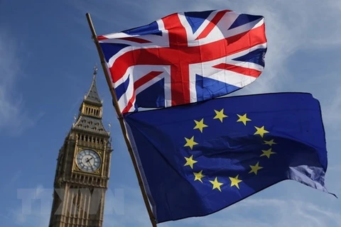 Quốc kỳ Anh và quốc kỳ EU tại London (Anh). (Ảnh: AFP/TTXVN)
