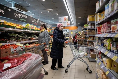 Người dân mua sắm tại một siêu thị ở Moskva (Nga). (Ảnh: AFP/TTXVN)