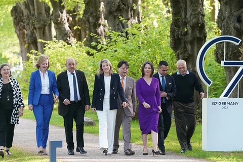 Ngoại trưởng Đức Annalena Baerbock (thứ ba, phải) cùng đại diện các nước tới tham dự Hội nghị Ngoại trưởng G7 ở bang Schleswig-Holstein (Đức) ngày 12/5/2022. (Ảnh: AFP/TTXVN)