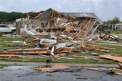 Hiện trường đổ nát sau lốc xoáy ở thành phố Monroe, bang Louisiana (Mỹ) hồi tháng trước. (Ảnh: AFP/TTXVN)