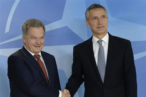 Tổng Thư ký Tổ chức Hiệp ước Bắc Đại Tây Dương (NATO) Jens Stoltenberg (phải) trong cuộc gặp Tổng thống Phần Lan Sauli Niinisto tại Brussels (Bỉ). (Ảnh: AFP/TTXVN)