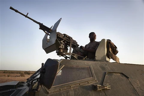 Binh sỹ Burkina Faso tuần tra tại vùng Soum, phía Bắc Burkina Faso. (Ảnh: AFP/TTXVN)