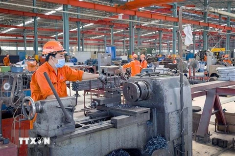Công nhân lao động tại nhà xưởng Công ty cổ phần Cơ khí xây dựng thương mại Đại Dũng tại khu Công nghiệp An Hạ, huyện Bình Chánh (Thành phố Hồ Chí Minh). (Ảnh: Thanh Vũ/TTXVN)