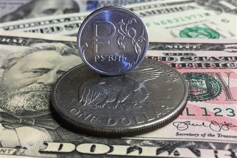 Đồng ruble giảm 0,3% so với đồng USD trong phiên 6/4. (Ảnh: AFP/TTXVN)