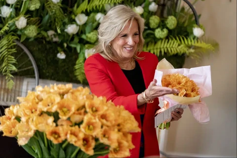 Đệ nhất phu nhân Jill Biden cầm một bó hoa tulip mang tên bà trong buổi lễ đặt tên cho loài hoa này tại Đại sứ quán Vương quốc Hà Lan ở Washington, ngày 5/4/2023. (Nguồn: AP/Ảnh chụp màn hình)