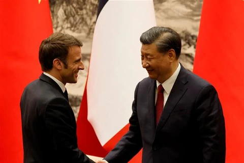 Chủ tịch Trung Quốc Tập Cận Bình (phải) trong cuộc hội đàm với Tổng thống Pháp Emmanuel Macron đang ở thăm Bắc Kinh, ngày 6/4/2023. (Ảnh: AFP/TTXVN)