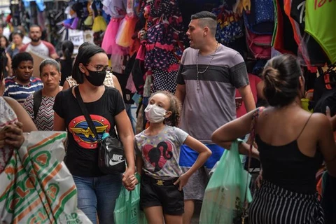 Người dân mua sắm tại một khu chợ ở Sao Paulo (Brazil). (Ảnh: AFP/TTXVN)
