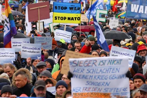 Người dân tham gia một cuộc biểu tình phản đối việc cung cấp vũ khí cho Ukraine và ủng hộ đàm phán hòa bình, ở Berlin (Đức). (Nguồn: The Guardian)
