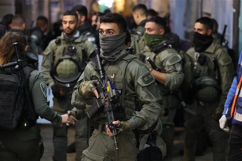 Lực lượng an ninh Israel được triển khai sau các cuộc đụng độ với người Palestine tại đền Al-Aqsa (Israel gọi là Núi Đền) ở Đông Jerusalem, ngày 5/4/2023. (Ảnh: AFP/TTXVN)