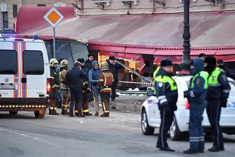 Cảnh sát Nga điều tra tại hiện trường vụ nổ ở quán càphê ở Saint Petersburg, ngày 2/4/2023. (Ảnh: AFP/TTXVN)