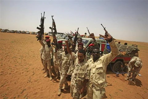 Thành viên Lực lượng hỗ trợ nhanh (RSF) được triển khai tại Gouz Abudloaa, cách thủ đô Khartoum của Sudan 100km về phía Bắc. (Ảnh: AFP/TTXVN)