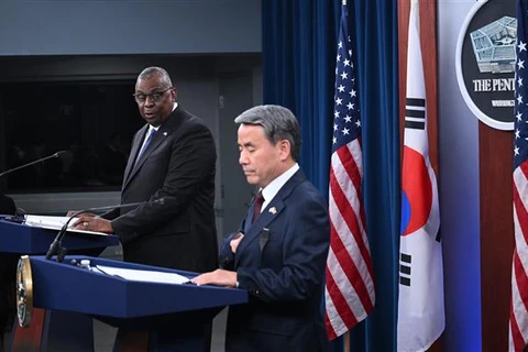 Bộ trưởng Quốc phòng Hàn Quốc Lee Jong-sup (phải) và Bộ trưởng Quốc phòng Mỹ Lloyd Austin trong cuộc họp báo chung tại Washington D.C., ngày 3/11/2022. (Ảnh: AFP/TTXVN)