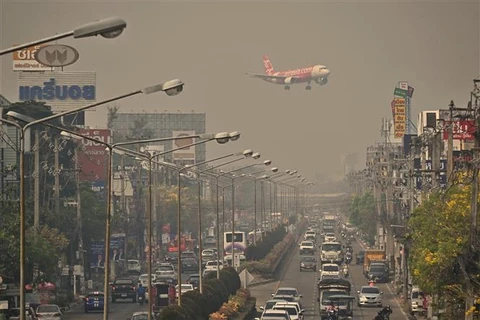 Khói mù dày đặc bao phủ thành phố Chiang Mai (Thái Lan), ngày 10/4/2023. (Ảnh: AFP/TTXVN)