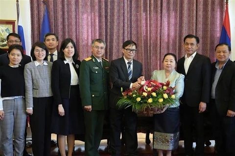 Đại diện Đại sứ quán Việt Nam và Lào chụp ảnh lưu niệm tại cuộc gặp. (Ảnh: Quang Vinh/TTXVN)