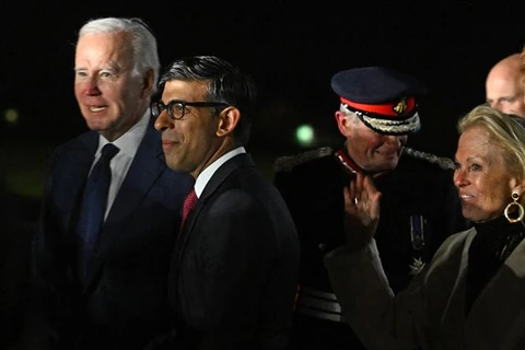 Thủ tướng Anh Rishi Sunak đón Tổng thống Mỹ Joe Biden tại sân bay quốc tế Belfast, Bắc Ireland, ngày 11/4/2023. (Ảnh: AFP/TTXVN)
