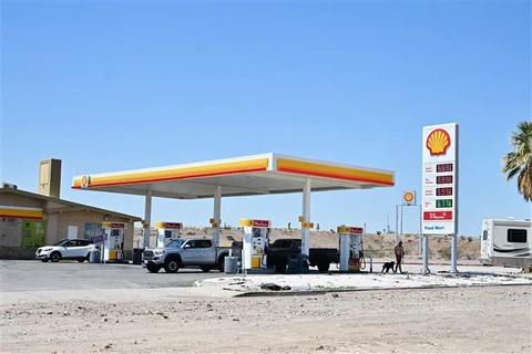 Một trạm xăng ở Newberry Springs, bang California (Mỹ). (Ảnh: AFP/TTXVN)