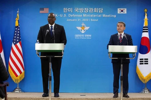 Bộ trưởng Quốc phòng Hàn Quốc Lee Jong-sup (phải) và Bộ trưởng Quốc phòng Mỹ Lloyd Austin tại cuộc họp báo chung ở Seoul ngày 31/1/2023. (Ảnh: AFP/TTXVN)