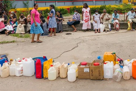 Người dân xếp hàng chờ mua dầu hỏa tại Colombo (Sri Lanka) hồi năm ngoái. (Ảnh: AFP/TTXVN)