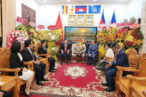 Đoàn đại biểu Thành phố Hồ Chí Minh thăm và chúc mừng Tổng lãnh sự quán Campuchia tại Thành phố Hồ Chi Minh nhân dịp Tết Chôl Chnăm Thmây của dân tộc Khmer. (Ảnh: Xuân Khu/TTXVN)