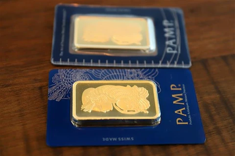 Vàng miếng được bày bán tại Sàn giao dịch ở Singapore. (Ảnh: AFP/TTXVN)