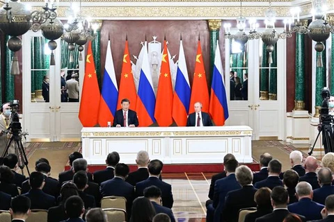 Tổng thống Nga Vladimir Putin (phải) và Chủ tịch Trung Quốc Tập Cận Bình tại cuộc họp báo chung ở Moskva, ngày 21/3/2023. (Ảnh: THX/TTXVN)