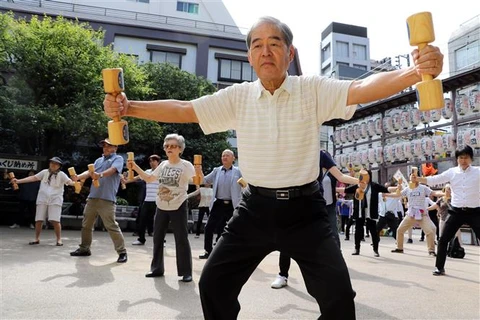 Người cao tuổi tập thể dục tại Tokyo (Nhật Bản). (Ảnh: AFP/TTXVN)