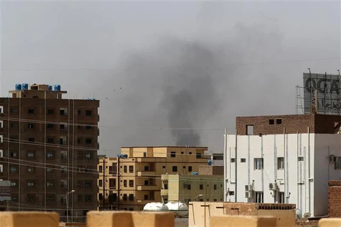 Khói bốc lên từ các tòa nhà sau các cuộc giao tranh ở Khartoum, Sudan, ngày 15/4/2023. Ảnh: AFP/TTXVN