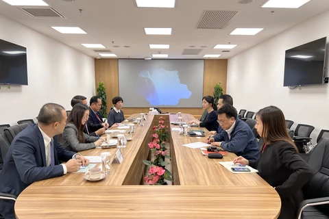 Quang cảnh buổi làm việc của đoàn Tổng lãnh sự quán tại Viện Xúc tiến đầu tư và thương mại Macau.