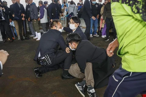 Cảnh sát bắt giữ người đàn ông ném thiết bị nổ về phía Thủ tướng Fumio Kishida tại Wakayama (Nhật Bản), ngày 15/4/2023. (Ảnh: Kyodo/TTXVN)