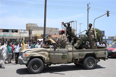 Binh sỹ quân đội Sudan tại thành phố Port Sudan, thủ phủ bang Biển Đỏ ngày 16/4/2023. (Ảnh: AFP/TTXVN)